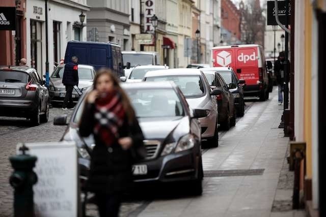 Zgodnie z oznakowaniem do godz. 11 na Długiej może parkować każdy. Jak widać, wielu kierowców z tego korzysta