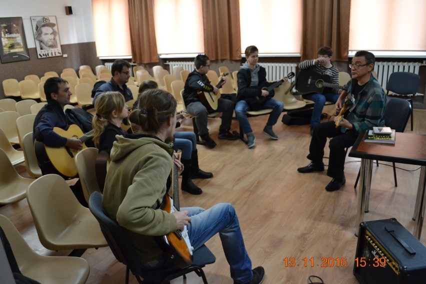 W Aleksandrowie Kujawski artysta uczył gry na gitarze