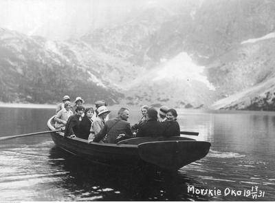 Grupa turystów podczas przejażdżki łodzią po jeziorze