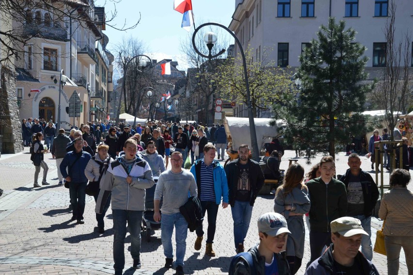 Majówka w Zakopanem. Korki na ulicach, morze turystów na Krupówkach [ZDJĘCIA]