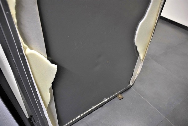 Agresywny pasażer zdewastował bramki na lotnisku w Balicach. Uderzył i zwyzywał funkcjonariusza Straży Granicznej