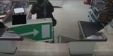 Bandyta włamał się do sklepu w Żorach. Policja szuka złodzieja i publikuje zdjęcia z monitoringu