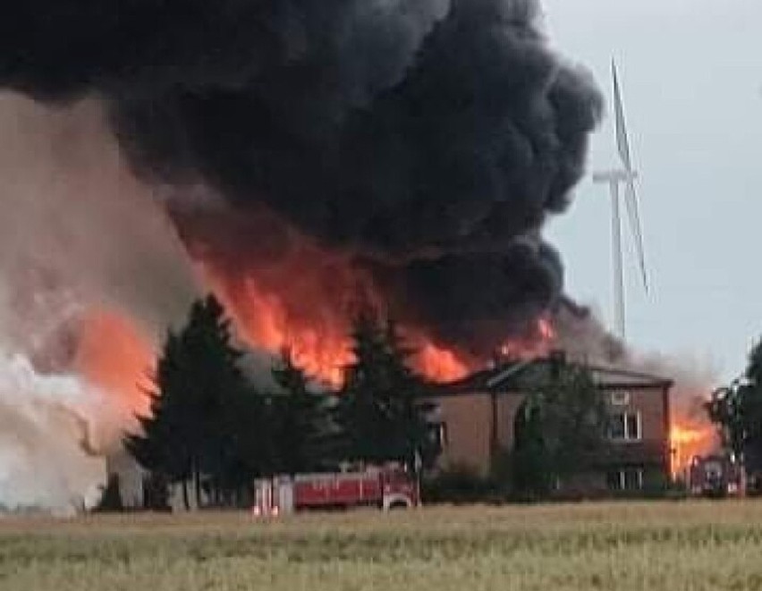 Potężny pożar w Suliszewicach od uderzenia pioruna.