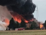 Burza w województwie łódzkim. Pożar po uderzeniu pioruna koło Sieradza. Palił się budynek w gospodarstwie we wsi Suliszewice