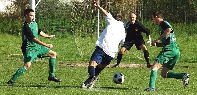 Mecze ponidziańskiego Mundialu 2010 w Cudzynowicach obfitowały w efektowne akcje na boisku. 