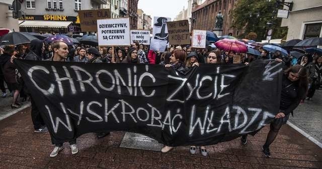 Czarny Protest w ToruniuPrzemarsz przez ul. Szeroką i hałas pod pomnikiem Kopernika