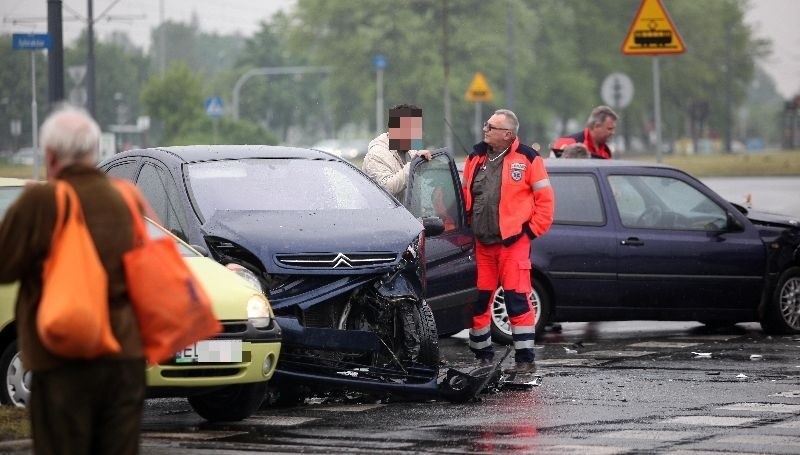 Kolejny wypadek na rondzie Sybiraków [ZDJĘCIA]