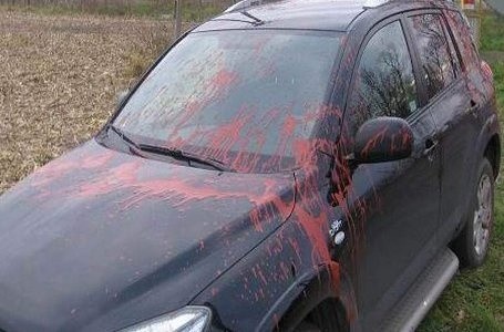 Pijany mieszkaniec wsi oblał farbą auto byłego szwagra.