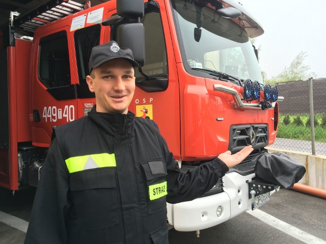 Piotr Rynio, Strażak Roku w powiecie opatowskim prezentuje nowoczesny wóz jednoski w Ożarowie - renault D14.