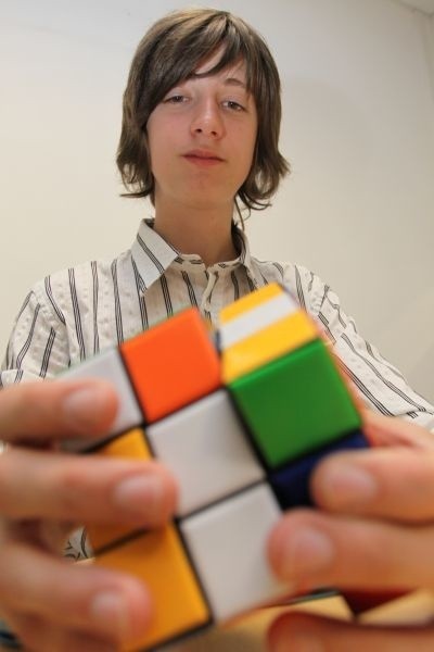 Na razie ułożenie kostki Rubika trzy na trzy zajmuję Piotrkowi Padlewskiemu średnio 20 sekund.