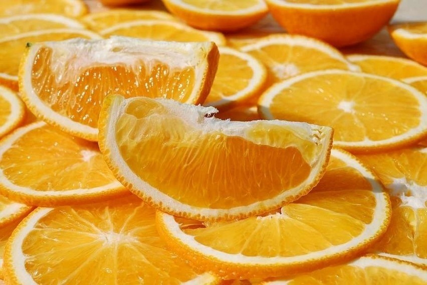 Pomarańcza choć bardzo podobna do mandarynki to jednak ma...