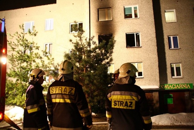Pozar na Cieszynskiej w Opolu. Ogien w bloku gasilo 6 zastepów strazy.