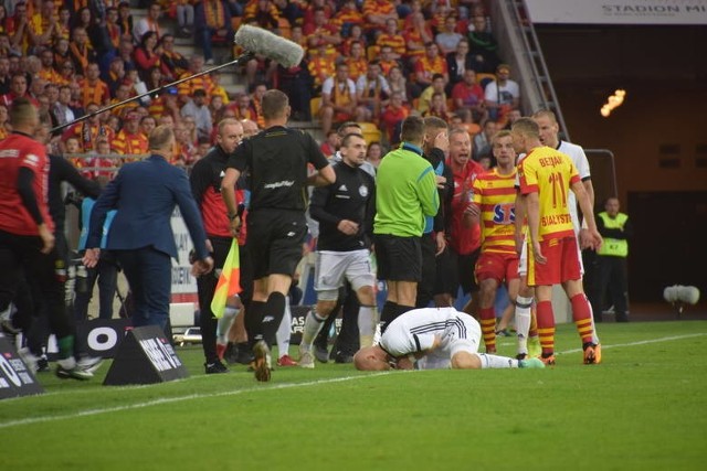 Jagiellonia - Legia. Spięcie pod faulu Romana Bezjaka na Michale Pazdanie