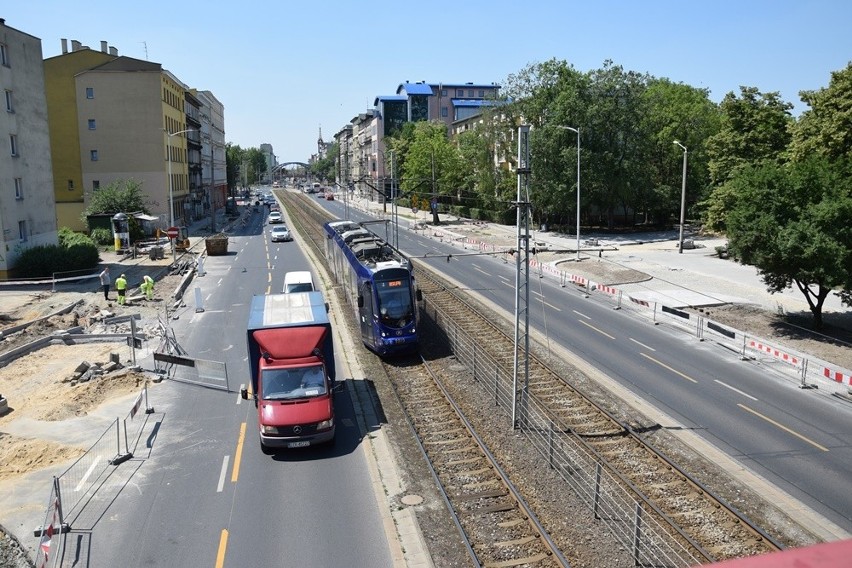 Kładka nad ul. Grabiszyńską zniknie, bo zagraża...