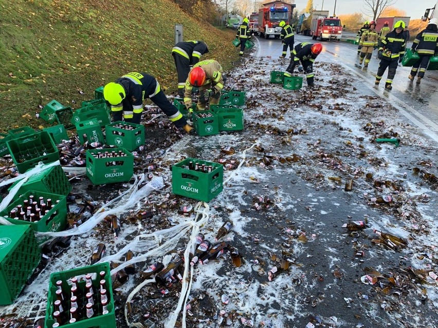 Ponad 100 skrzynek piwa wyleciało na drogę z ciężarówki