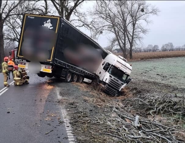 Roszkowo. Kierowca ciężarówki uniknął tragedii. Jego pojazd zapadł się w rowie