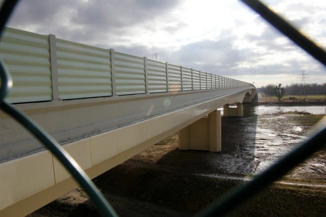 Ośmiokilometrowy odcinek z Siechnic do Łanów był budowany od 2009 do 2013 roku. Kosztował  215 milionów złotych. Wykonawca - firma Skanska - miała do wybudowania mosty:  m.in. na Oławie. oraz dwie kilkusetmetrowe estakady.