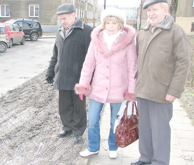 Ewa Wojtkiewicz, Stanisław Kołaczek (od  lewej) i Mieczysław Rudy są oburzeni zachowaniem kierowców rozjeżdżających pas zieleni