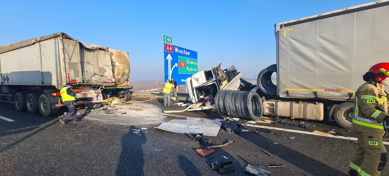 Wypadek w Gliwicach na autostradzie A4. Przed bramkami zderzyło się kilka  TIR-ów | Głos Wielkopolski