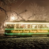 Świąteczny tramwaj na ulicach Krakowa