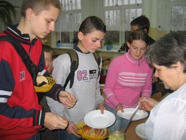 Gimnazjum w Osieku - w dwóch salach  lekcyjnych panie ze stołówki rozstawiają  termosy z gorącą zupą. Czy starczy na  dokładkę?