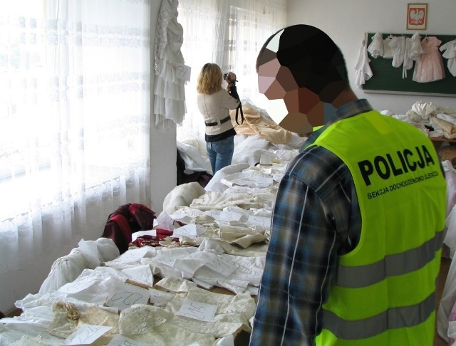 Odzyskane suknie ślubne można oglądać w Komendzie Miejskiej Policji w Radomiu.