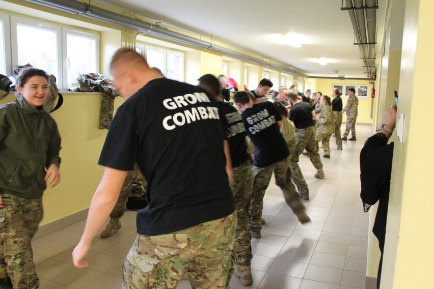 Jacek Kowalik, komandos GROMu trenował z młodzieżą w opatowskiej "Jedynce"        