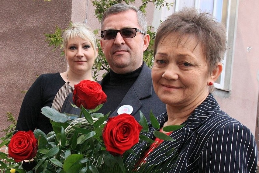 Kwiaty i dyplomy odebrali: (od lewej) Marta Fertała, Janusz...