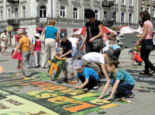 W czwartek, w samo południe, dzieci z Publicznego Przedszkola numer 1 układały duże puzzle na ulicy Żeromskiego, koło fontann.