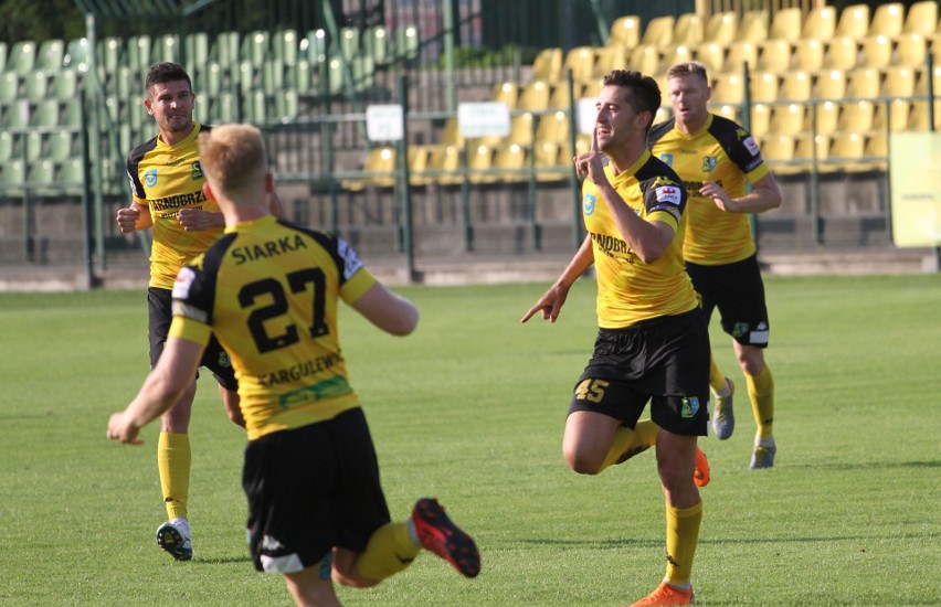 3 liga. Siarka Tarnobrzeg przegrała na własnym obiekcie z Koroną II Kielce 1:2. Arbiter rozdawał kartki na prawo i lewo [RELACJA, ZDJĘCIA]