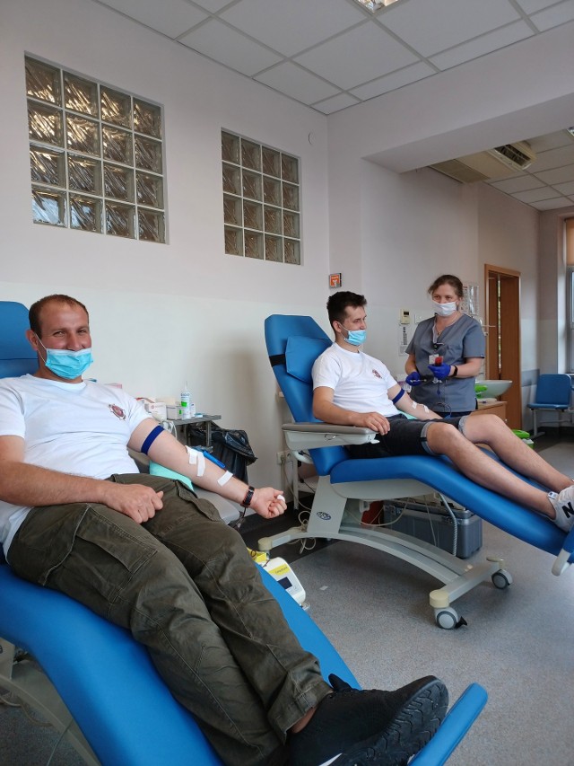 Druh Rafał Kurek (z lewej) z OSP Sułkowice sam oddaje krew regularnie od lat, a od 2021 roku koordynuje działaniem Strażackiego Klubu Honorowych Dawców Krwi i Szpiku Kostnego przy Zarządzie Powiatowym Związku Ochotniczych Straży Pożarnych RP w Myślenicach