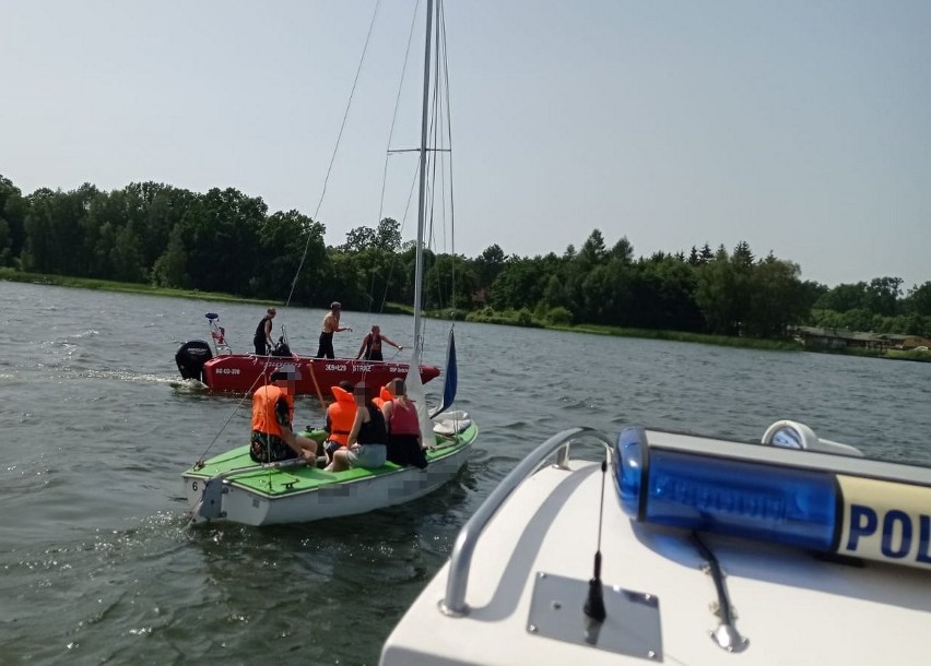 Mundurowi ogniwa wodnego bydgoskiej komendy stacjonującej...