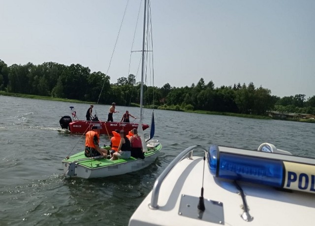 Mundurowi ogniwa wodnego bydgoskiej komendy stacjonującej nad Zalewem Koronowskim pięciokrotnie musieli interweniować - wyciągali ludzi z wody i holowali łodzie. Powodem niebezpiecznych zdarzeń była wietrzna aura.