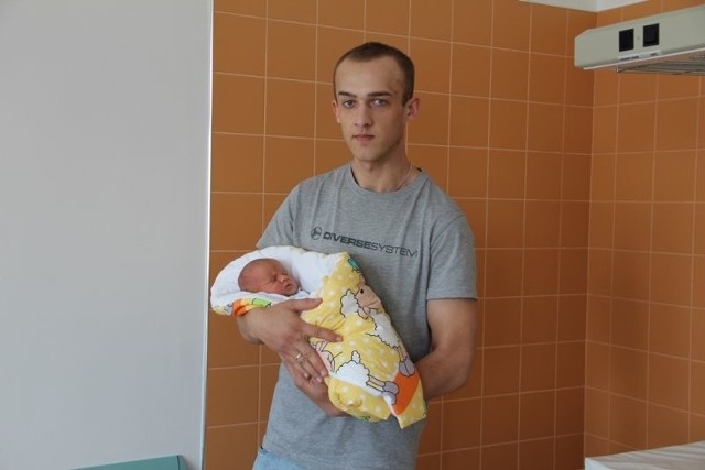 Alan Krukowski, syn Moniki i Sebastiana z Łęgu Przedmiejskiego urodził się 27 kwietnia. Ważył 3230 g, mierzył 53 cm. Na zdjęciu z tatą
