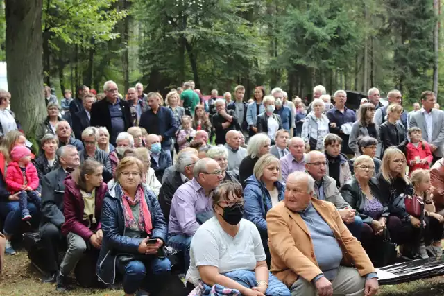 Kilkaset osób uczestniczyło w nabożeństwie na leśnej polanie, gdzie kiedyś była wieś Stefanów.