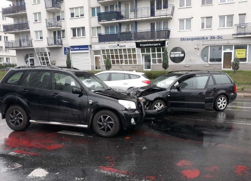 Wypadek na skrzyżowaniu ulicy Strzegomskiej i Śrubowej