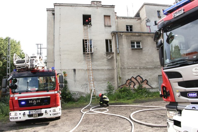 Już kolejny raz w pustostanie po dawnym kinie Helios w Grudziądzu strażacy walczyli z ogniem. Budynek miał być rozebrany w maju. Teraz tam koczują bezdomni i to oni prawdopodobnie doprowadzili do pożaru. Na miejscu działały cztery zastępy strażaków i pogotowie energetyczne. Dzięki szybkiej akcji pożar stłumiono w zarodku.Pożar starego kina Helios w Grudziądzu.