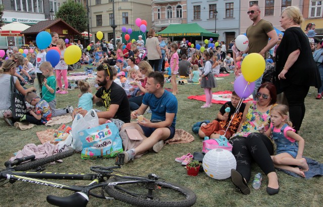 W sobotę trwa piknik na grudziądzkim Rynku. O g. 10 rozpoczęło się "Śniadanie na trawie", a po nim ćwiczenia i zabawy dla całych rodzin. Zaplanowano też koncerty, pokazy, warsztaty. Sobotnia majówka zakończy się o g. 21.30 seansami kina plenerowego.  Na niedzielę zaplanowano kolejne piknikowe atrakcje, głównie dla najmłodszych. "Majówce na trawie" towarzyszy "Ekojarmark".