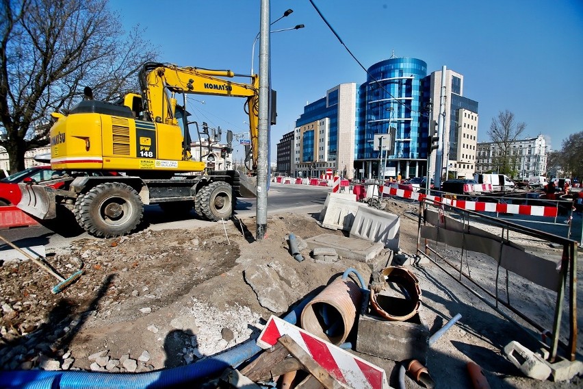 Na placu Orląt Lwowskich wylewają asfalt i betonują. Zajrzyj na budowę TAT 