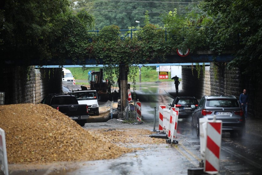 Kraków. Przedłuża się remont drogi pod wiaduktem nad ul. Prądnicką. Kierowcy mają dość utrudnień [ZDJĘCIA]
