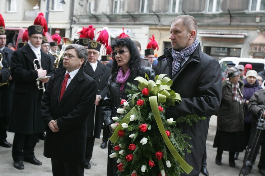 Tablica pamiątkowa Sławomira Skrzypka odsłonięta w VIII LO w Katowicach [ZDJĘCIA]