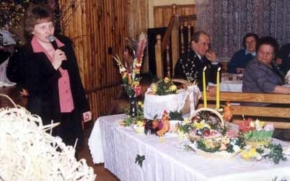 Pani Dorota Grzyb prezentuje ekspozycję i wystrój stołu wielkanocnego. 