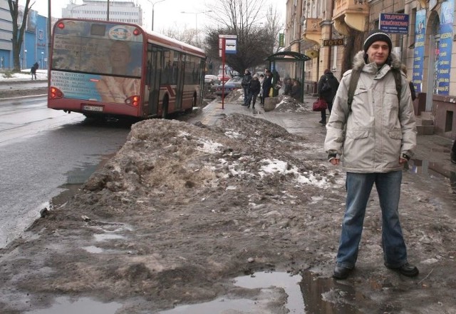 - Teraz zalega tutaj jeszcze sporo śniegu, dlatego nie stoją samochody. Metalowe słupki najlepiej rozwiązałyby problem nieprawidłowego parkowania &#8211; uważa Michał, student spotkany na przystanku przy dworcu kolejowym.