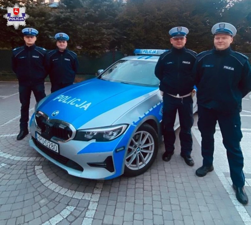 Powiat włodawski. Policjanci uratowali 69-latkę z płonącego domu