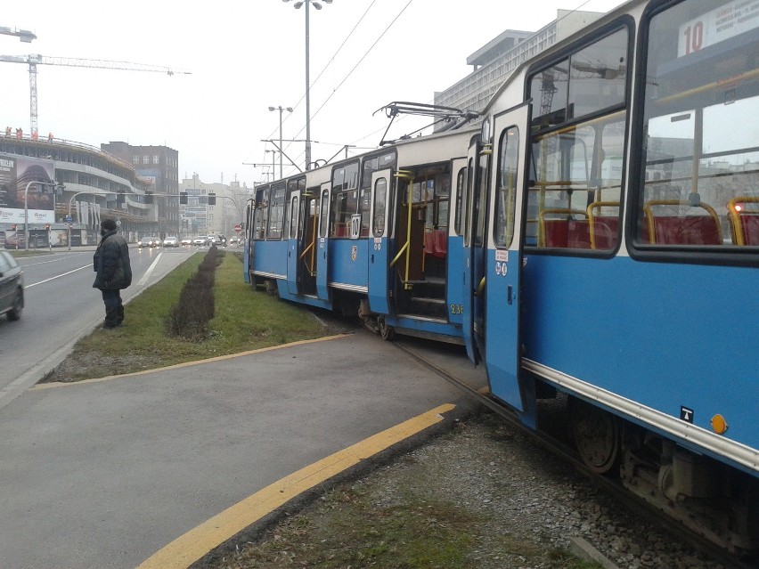 Wrocław: Wykolejenie tramwaju na pl. Dominikańskim (FOTO, OBJAZDY)