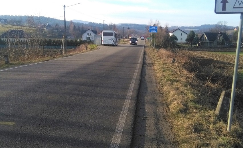 Wojnarowa. Od lat walczą o budowę chodnika przy ruchliwej drodze. Na razie bezskutecznie [ZDJĘCIA]