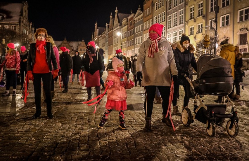 „Tylko świadome i dobrowolne TAK oznacza zgodę”. Manifestujące gdańszczanki tańczyły pod Neptunem 14.02.2021 r.