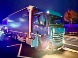 Poranne zderzenie samochodu z ciężarówką na DK15 w powiecie gnieźnieńskim