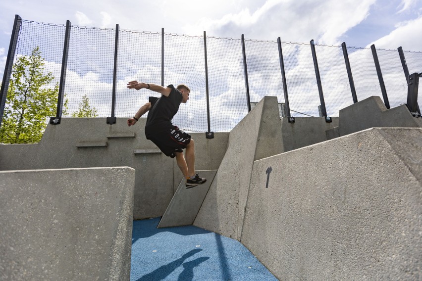 Kraków. Ogólnopolska Liga Parkour. Efektowne akrobacje w parku Avia ZDJĘCIA