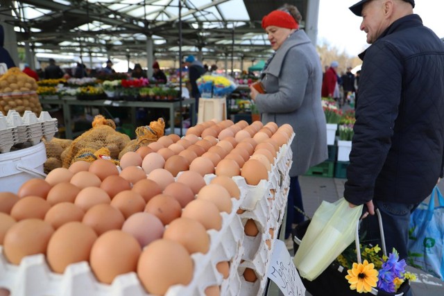 Przed świętami Bożego Narodzenia popyt na jaja jest wyższy niż przed Wielkanocą. Niestety tym razem  kupno jaj wiąże się to z wyższymi wydatkami, bo w kurnikach - także w Polsce - ubyło niosek.